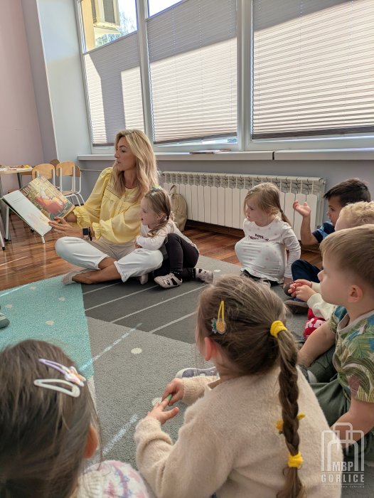 Biblioteka Gorlice, Cała Polska czyta dzieciom bibliotekrka czyta dzieciom.jpg